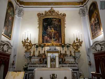 Del XVII secolo sono le tre tele situate al di sopra dell�ottocentesco altare maggiore in marmo